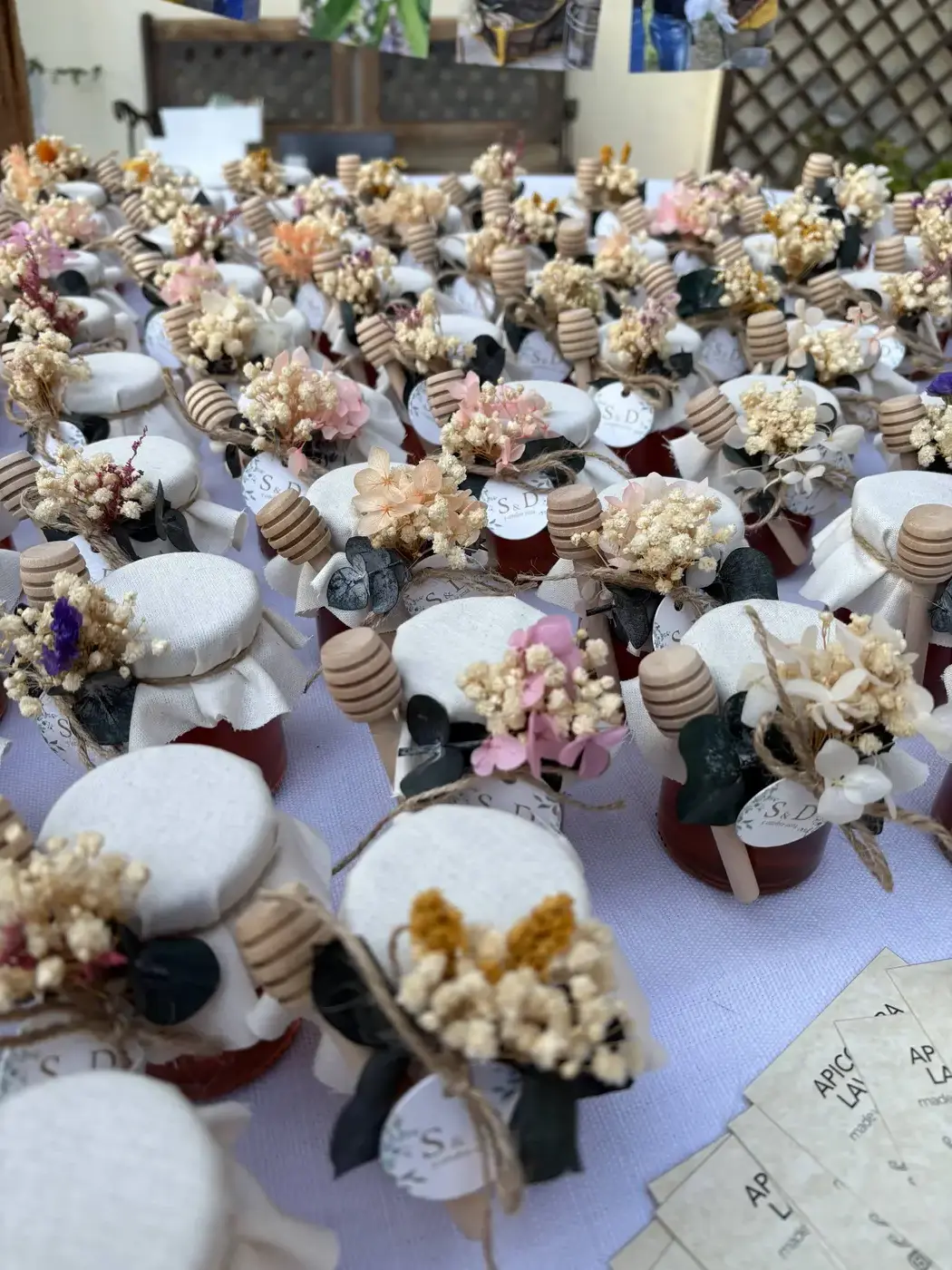 Vasetto di miele con etichetta personalizzata e spighette di fiori