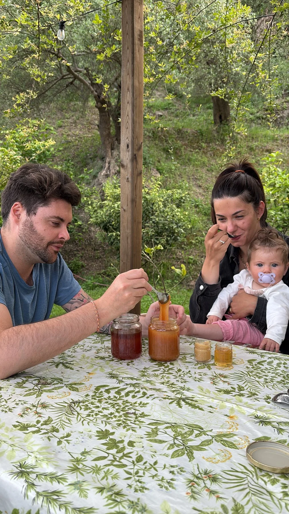 Degustazione dei mieli sotto al pergolato